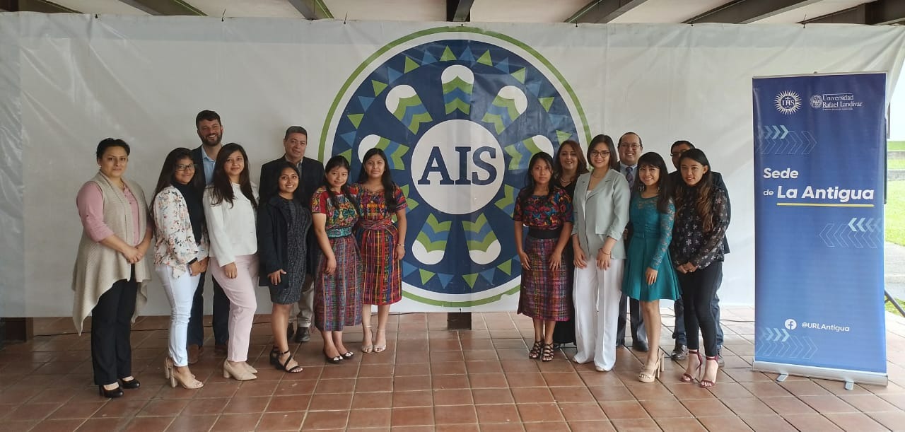 COLEGIO ANTIGUA INTERNATIONAL SCHOOL Y UNIVERSIDAD RAFAEL LANDIVAR