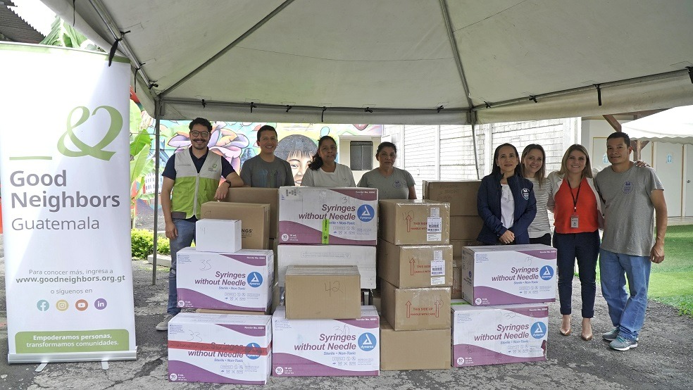 Good Neighbors entrega donación 
