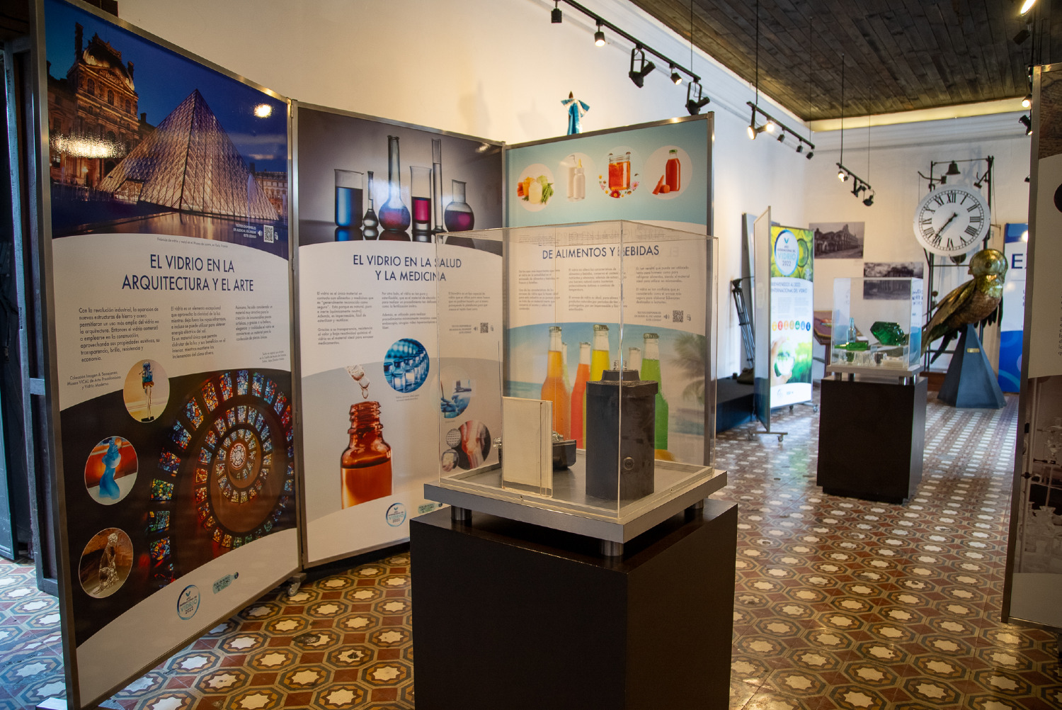 Exposición Itinerante Año Internacional del Vidrio.