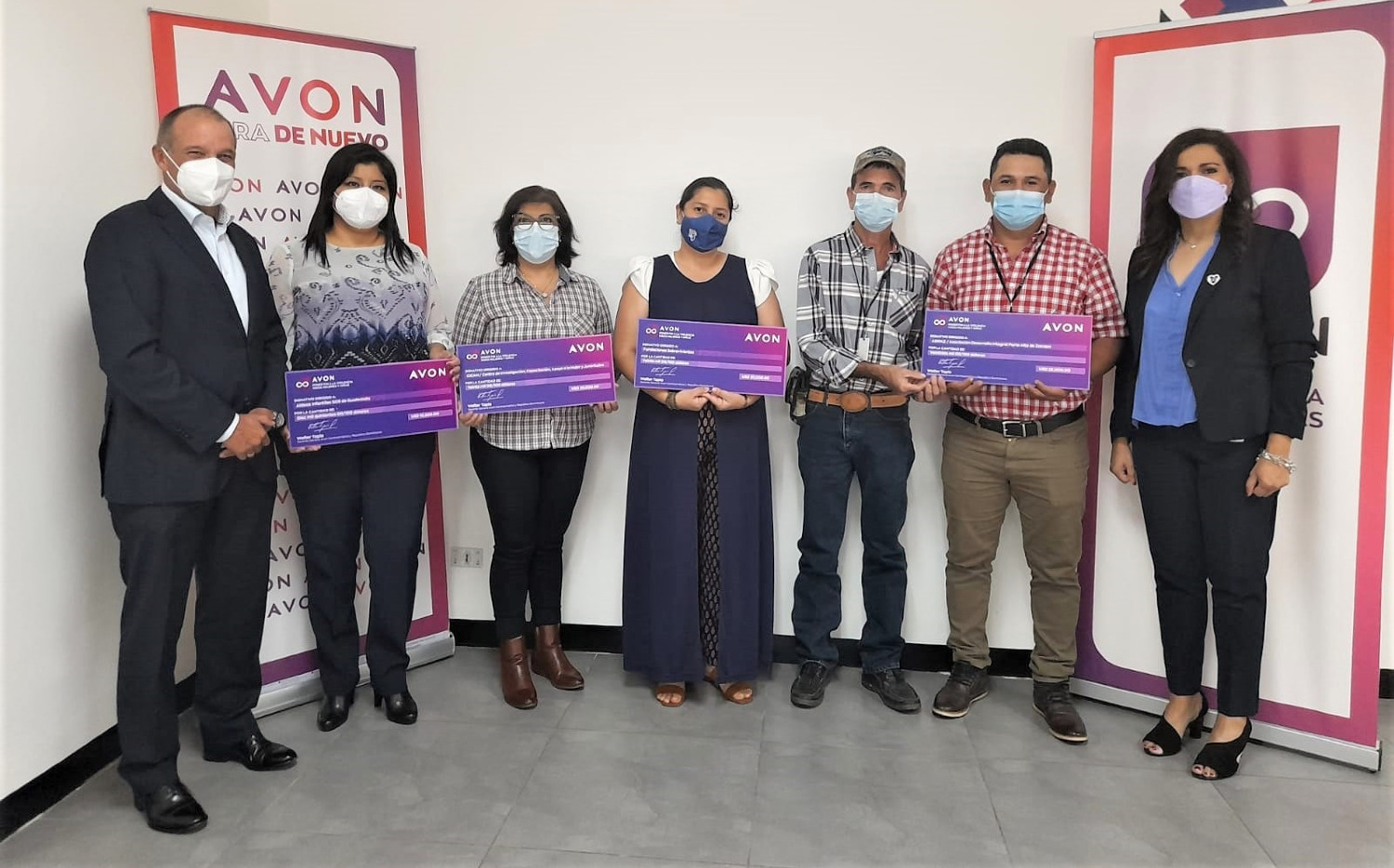 AVON APOYA CON DONATIVOS