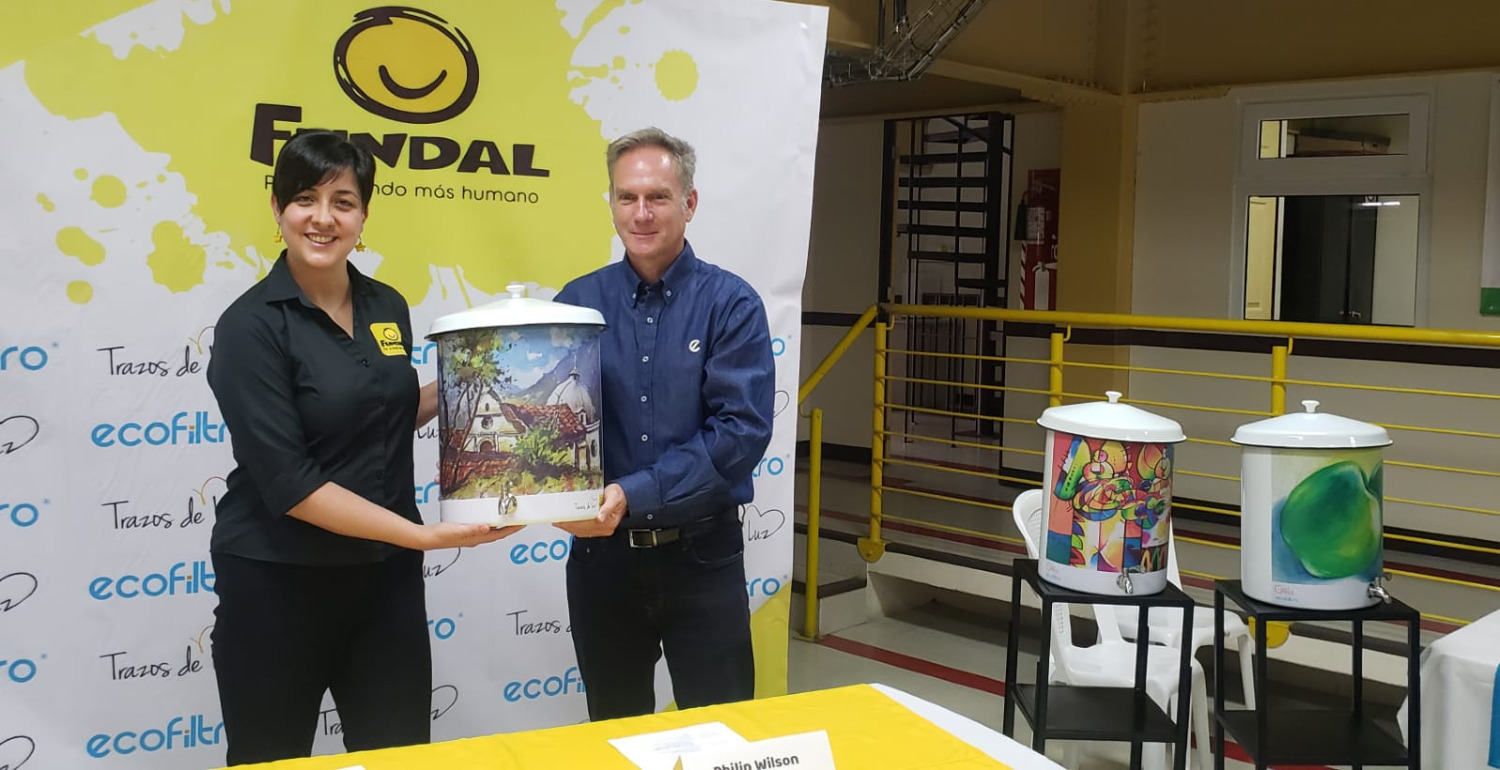 Por segundo año consecutivo Ecofiltro se suma a FUNDAL y plasma en una colección limitada, diseños de Trazos de Luz