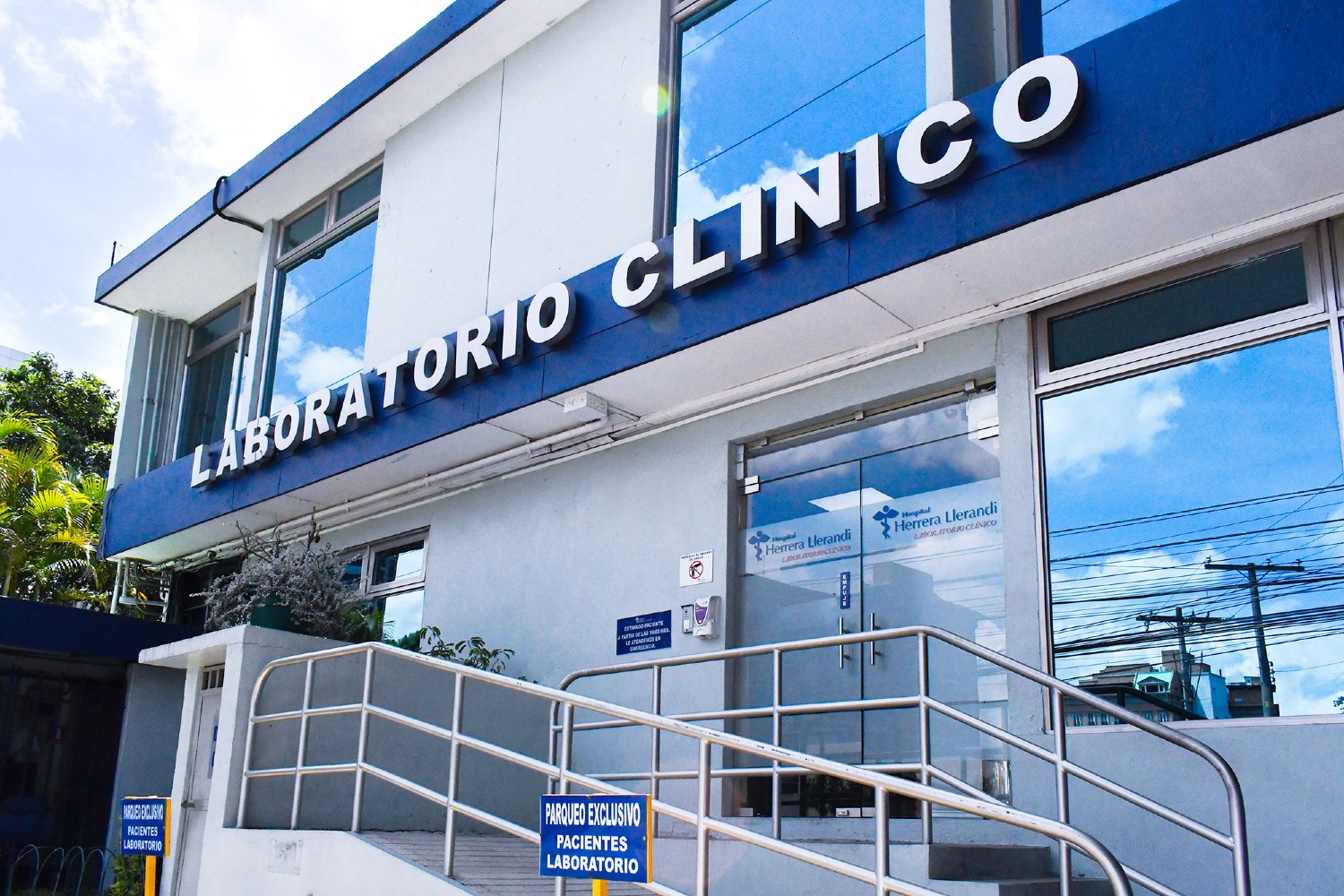 Hospital Herrera Llerandi introduce equipo de última generación para la identificación de microorganismos