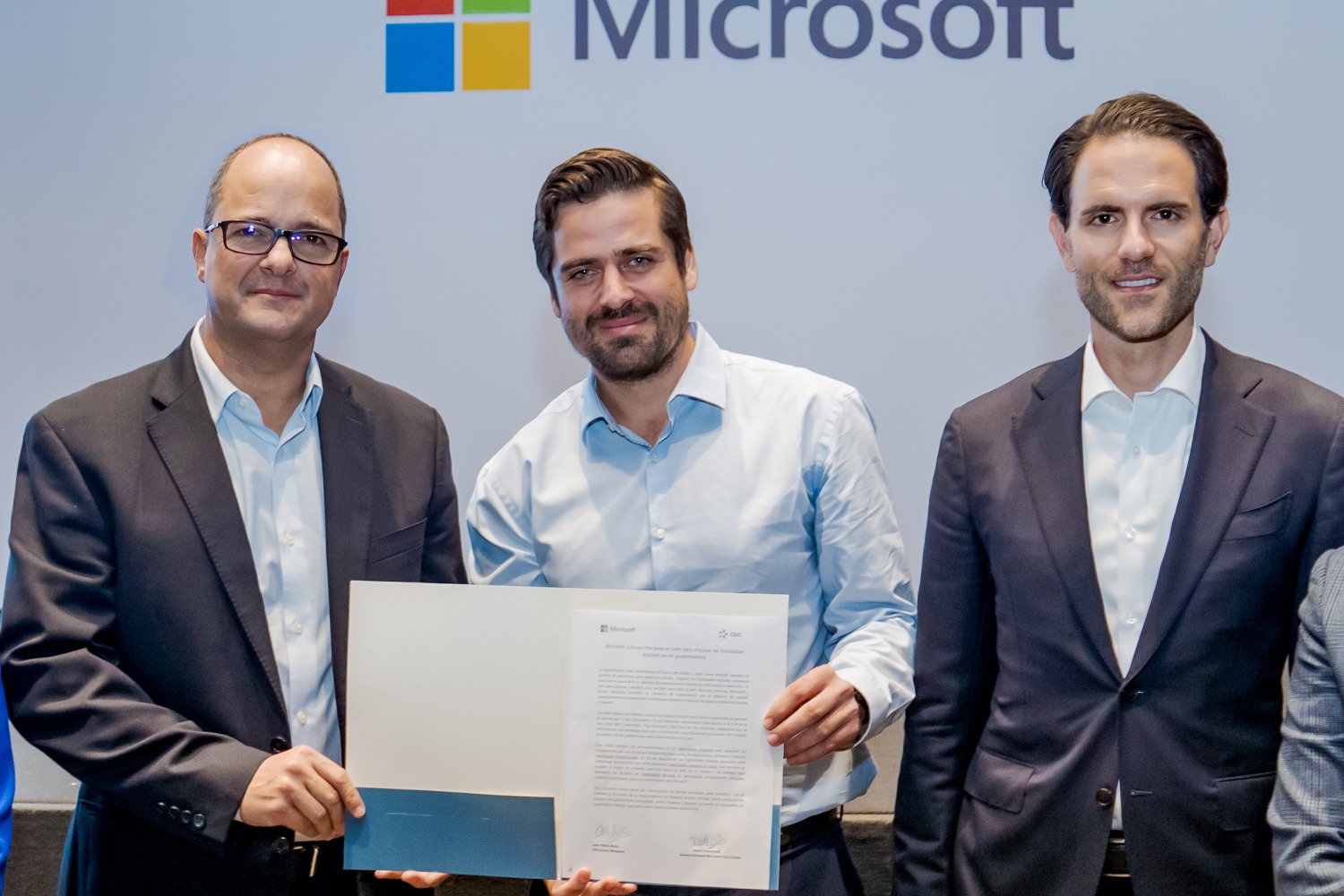 Grupo Mariposa y Microsoft firman convenio