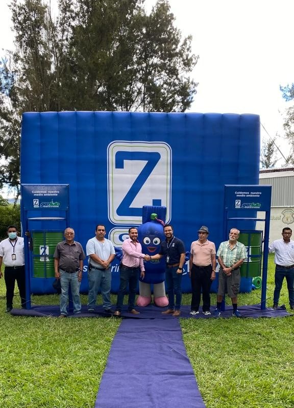 Zeta Gas dona recipientes de basura en Mixco
