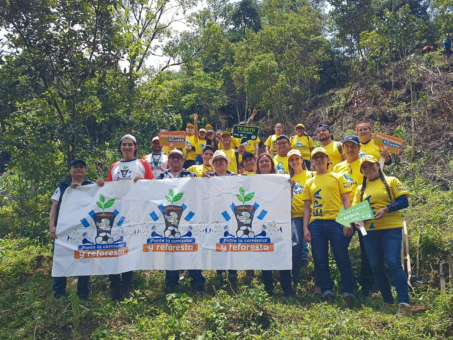 Voluntarios de EPA en colaboración con INAB reforestan área en San José Pinula