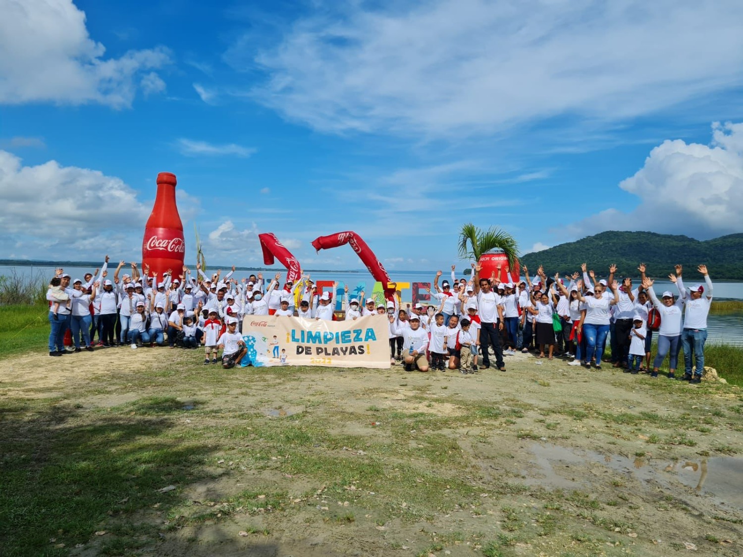 Embotelladores Coca-Cola realiza jornada de limpieza de playas