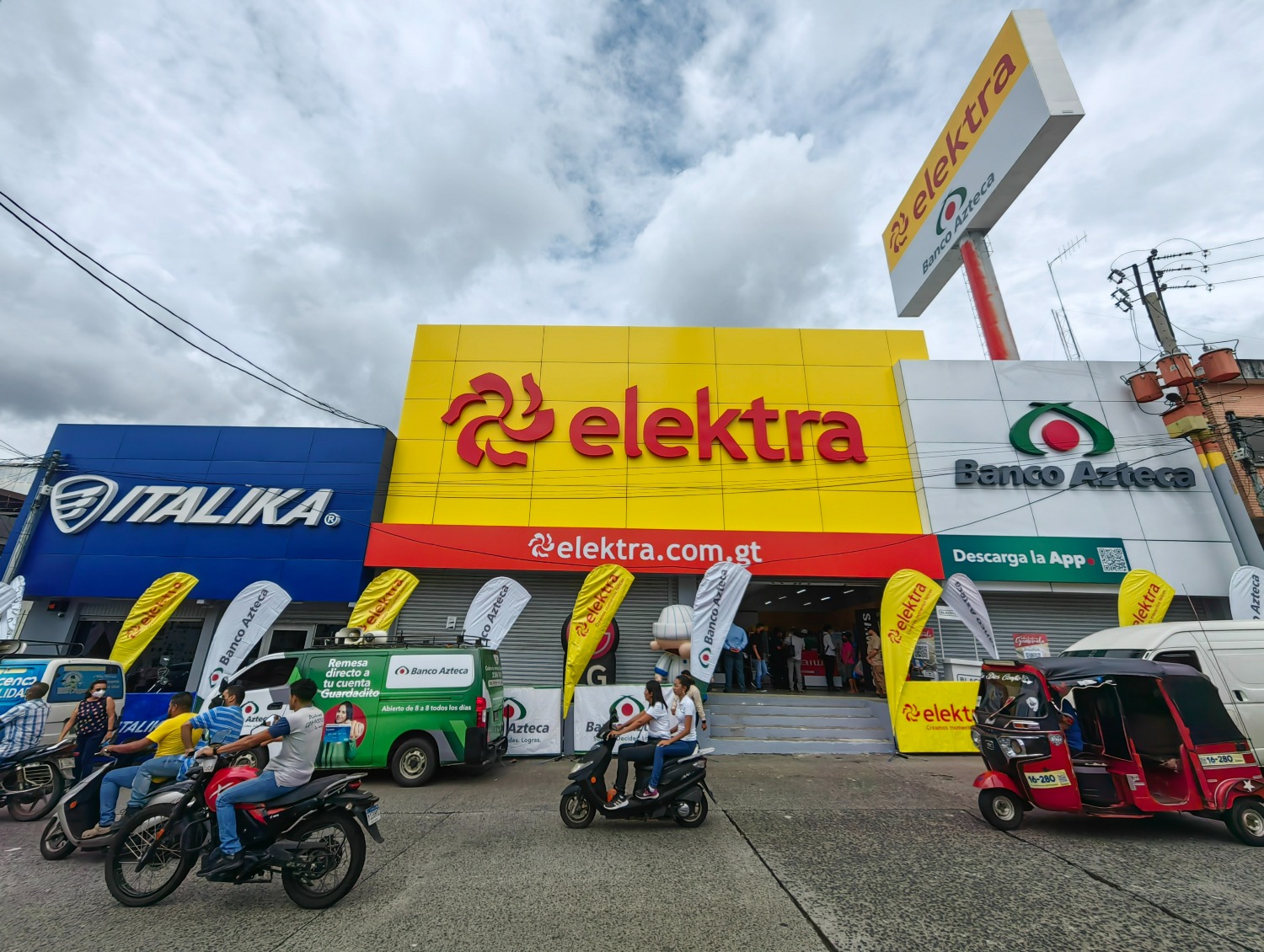Tiendas Elektra, Italika y Banco Azteca inauguran tienda en Mazatenango