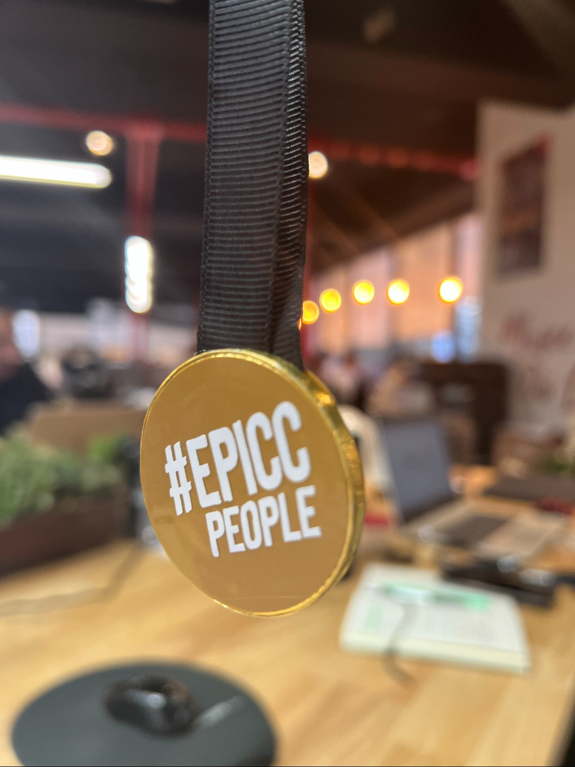 ÍNTEGRO LANZA EPICC PEOPLE,