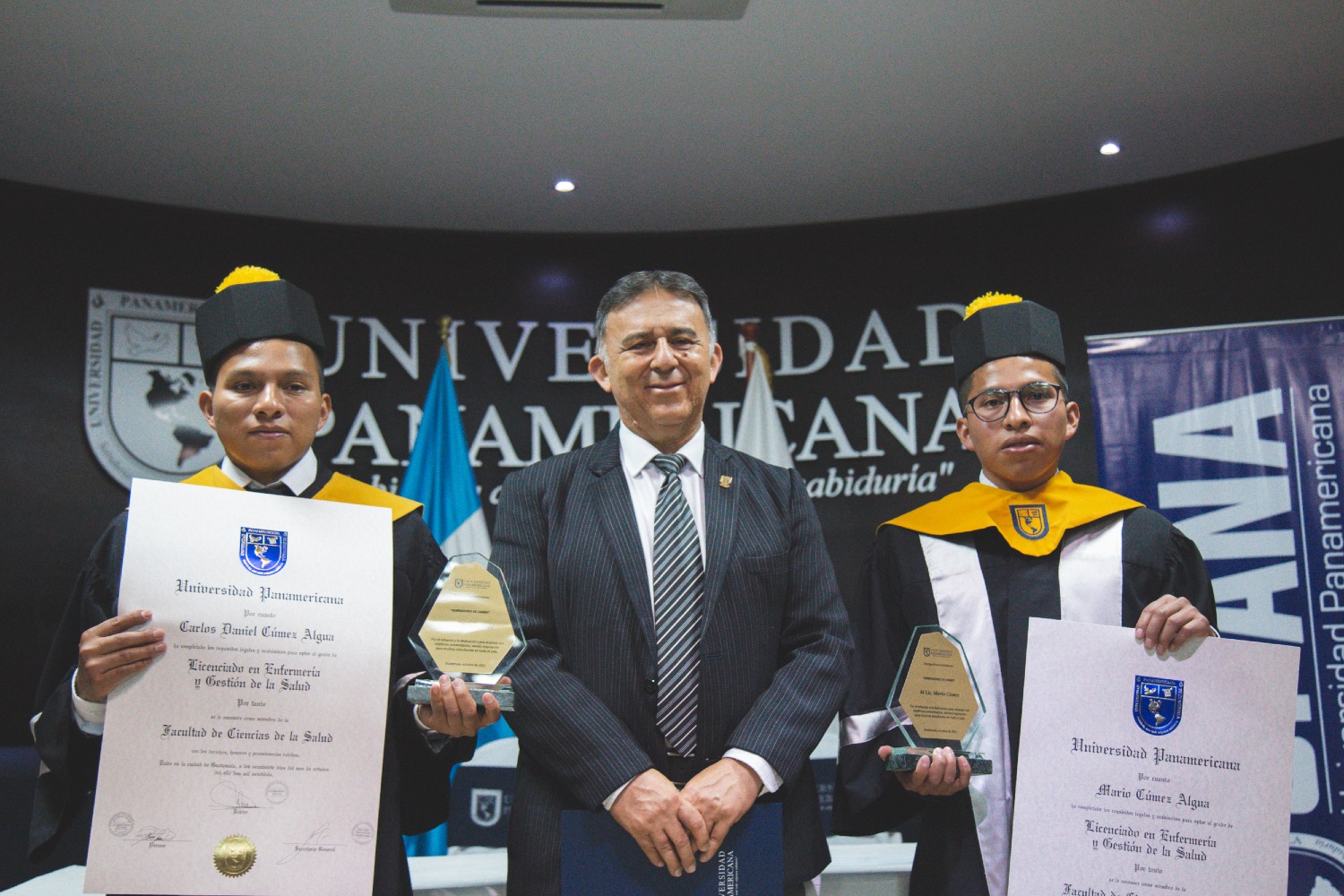 Hermanos Cúmez se gradúan de educación superior gracias a programa de becas
