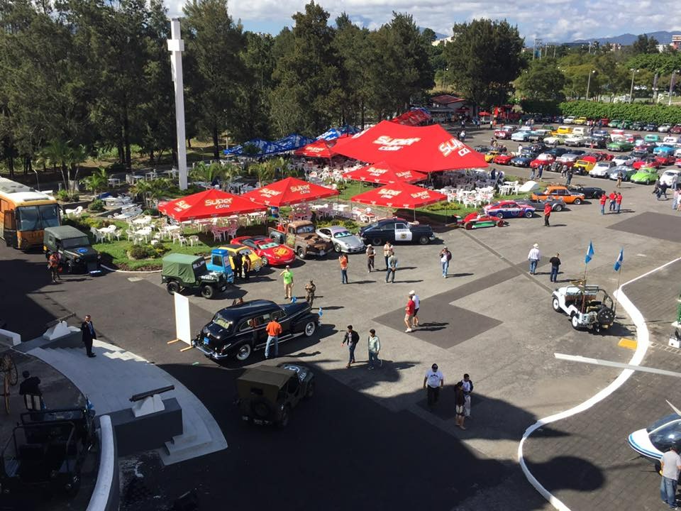 Más de 200 carros clásicos en la 16° edición de El Rock de los Carros