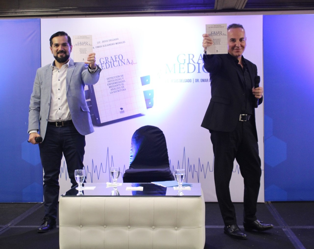Grafo Medicina,  Presentó libro 