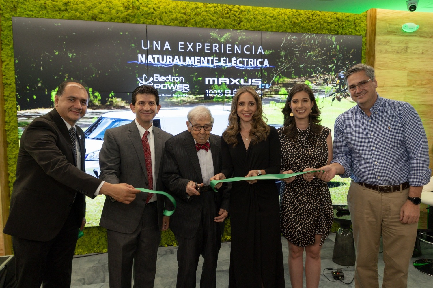 Electron Power inauguró la primera agencia de automóviles