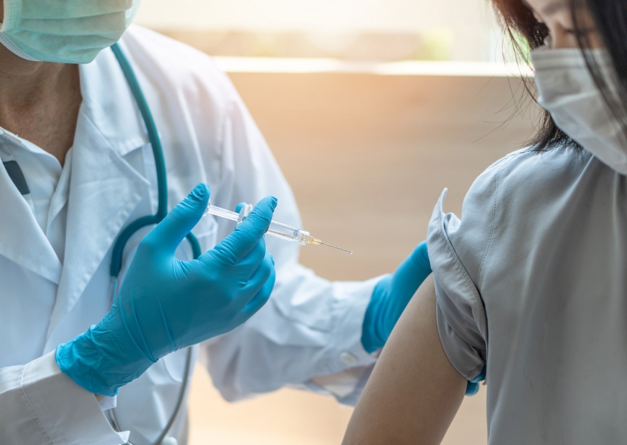 Vacunando a tus hijas puedes protegerlas del cáncer de cuello uterino