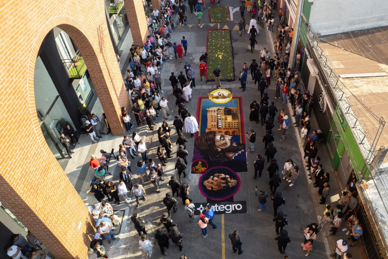 ÍNTEGRO REALIZÓ ALFOMBRA