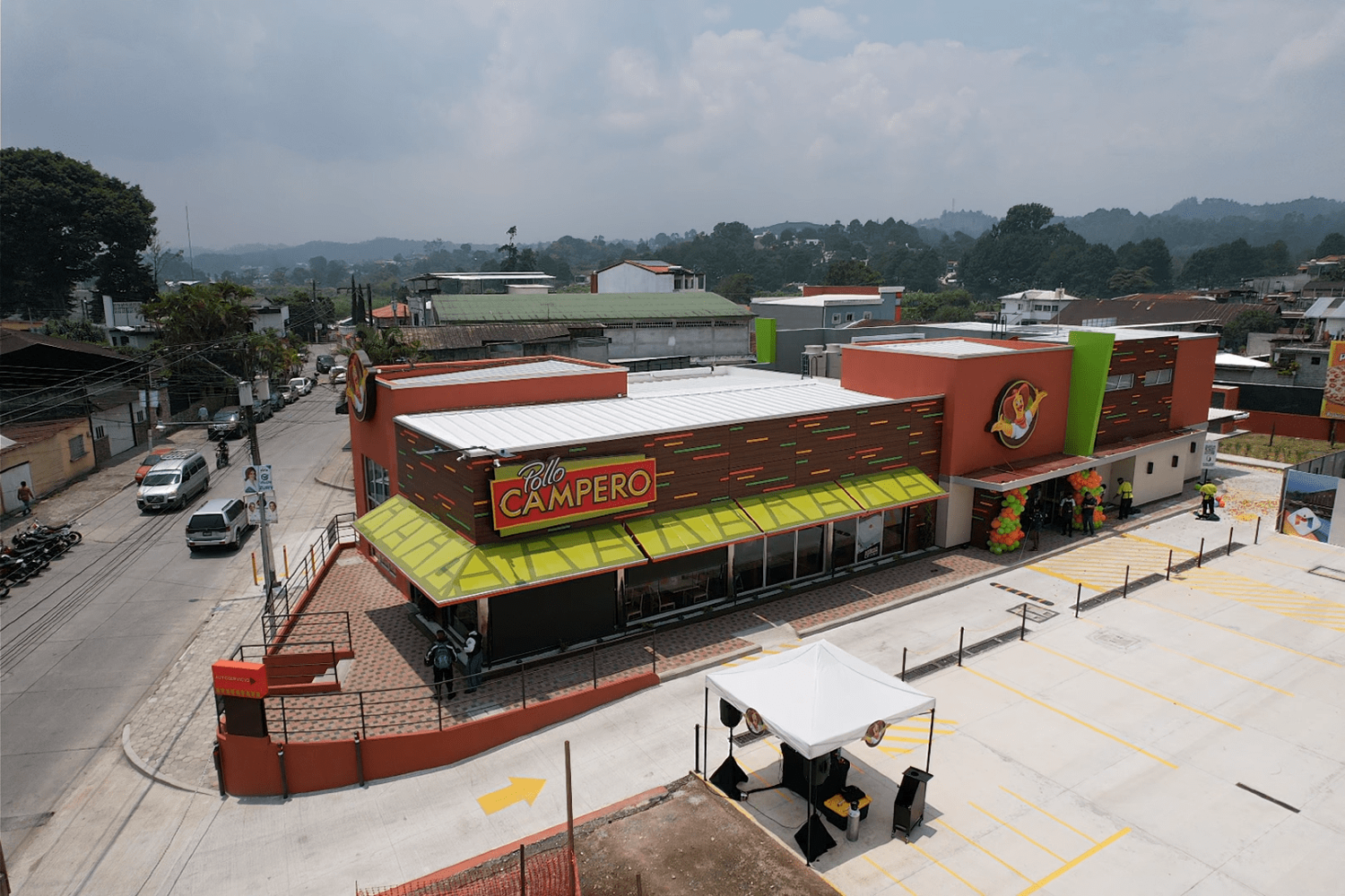 PLAZA MAGDALENA DA LA BIENVENIDA A POLLO CAMPERO