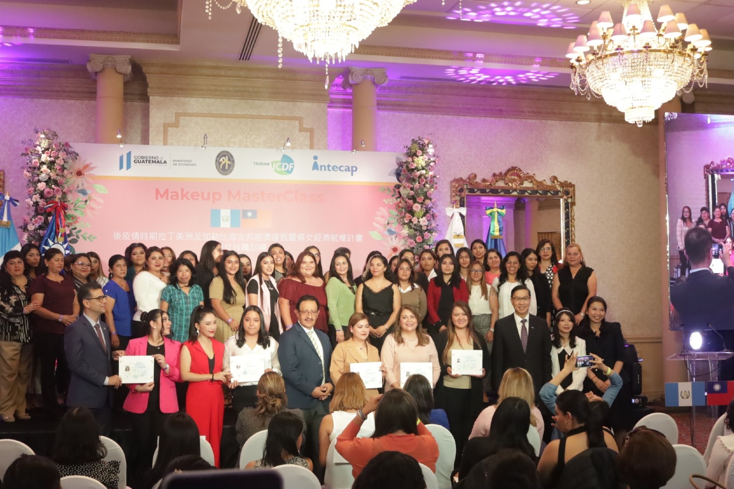 RECONOCIMIENTO A LAS GRADUADAS DEL CURSO TÉCNICO