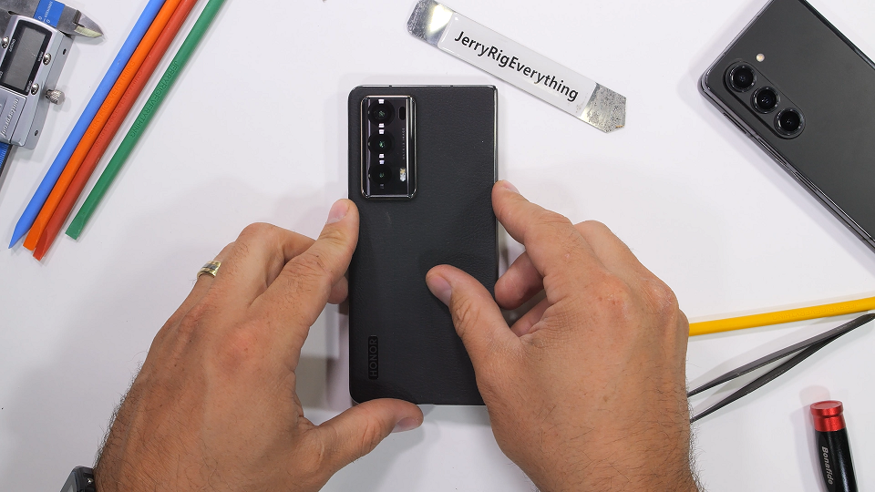 JerryRigEverything revela la avanzada tecnología 