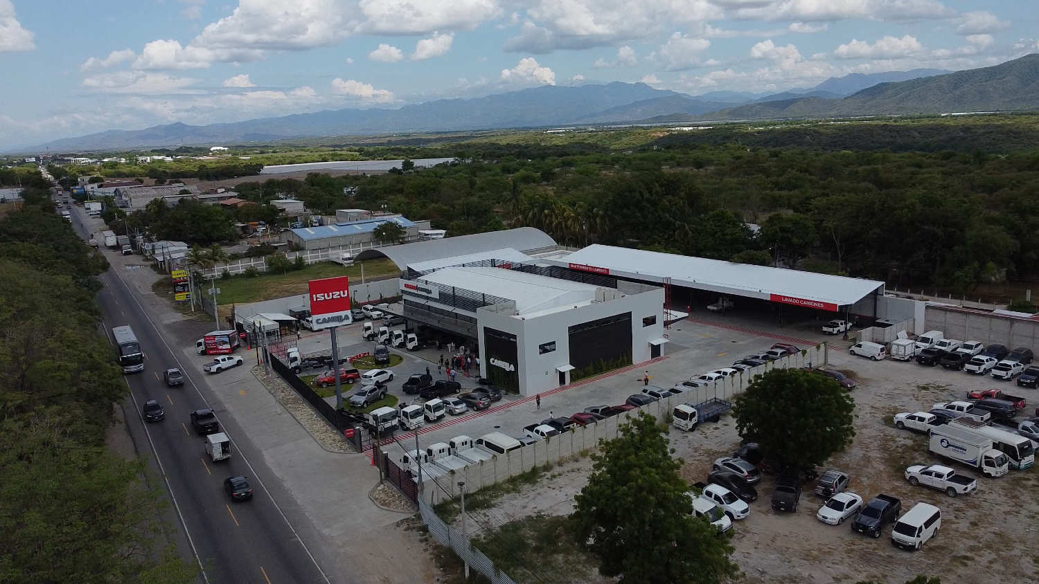 Canella inaugura nueva sucursal de Isuzu en Zacapa.