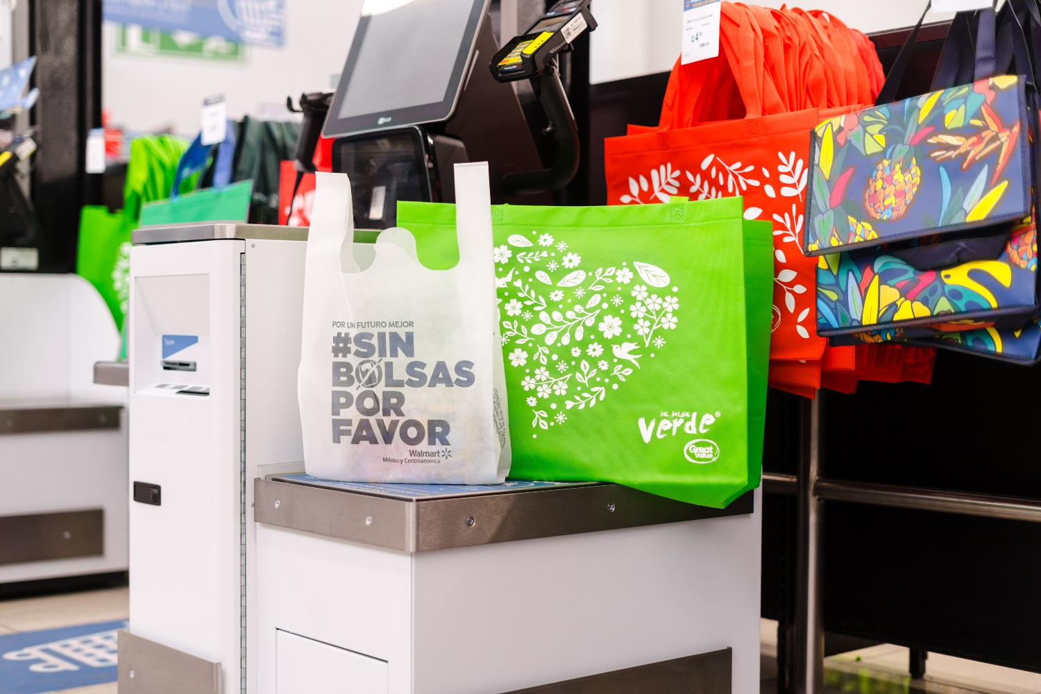 Walmart da pasos firmes para ser una empresa regenerativa con Proyecto Gigatón y eliminación de bolsas plásticas