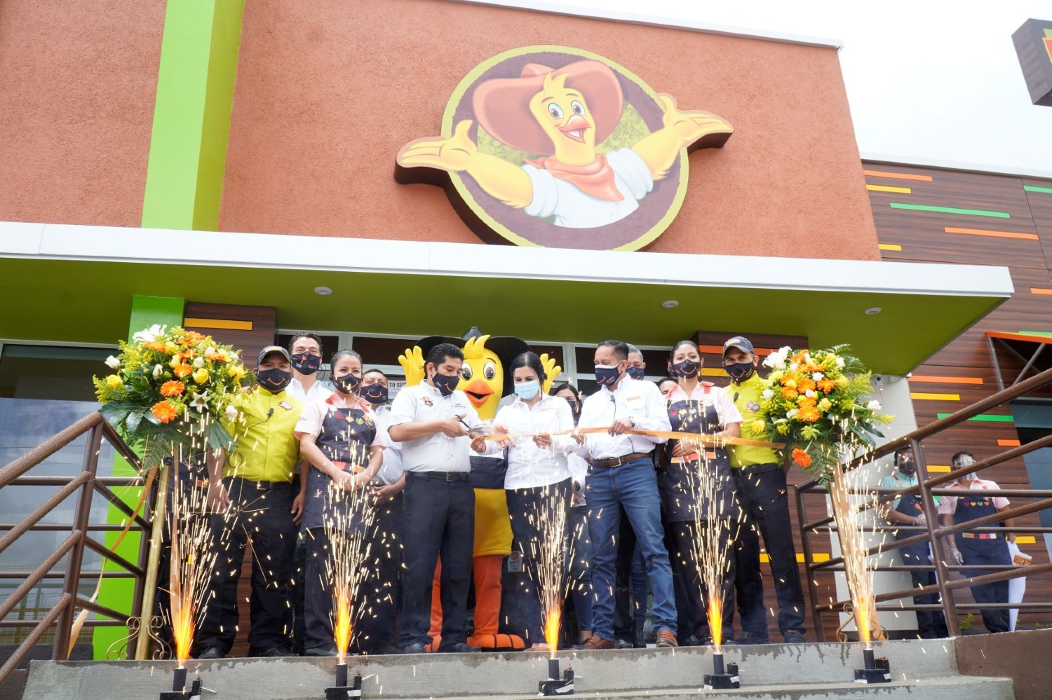 POLLO CAMPERO LA CELEBRA LA APERTURA DE SU RESTAURANTE INSIGNIA XELA-MARIMBA