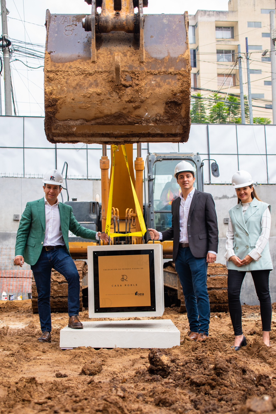 CASA ROBLE, COLOCA SU PRIMERA PIEDRA