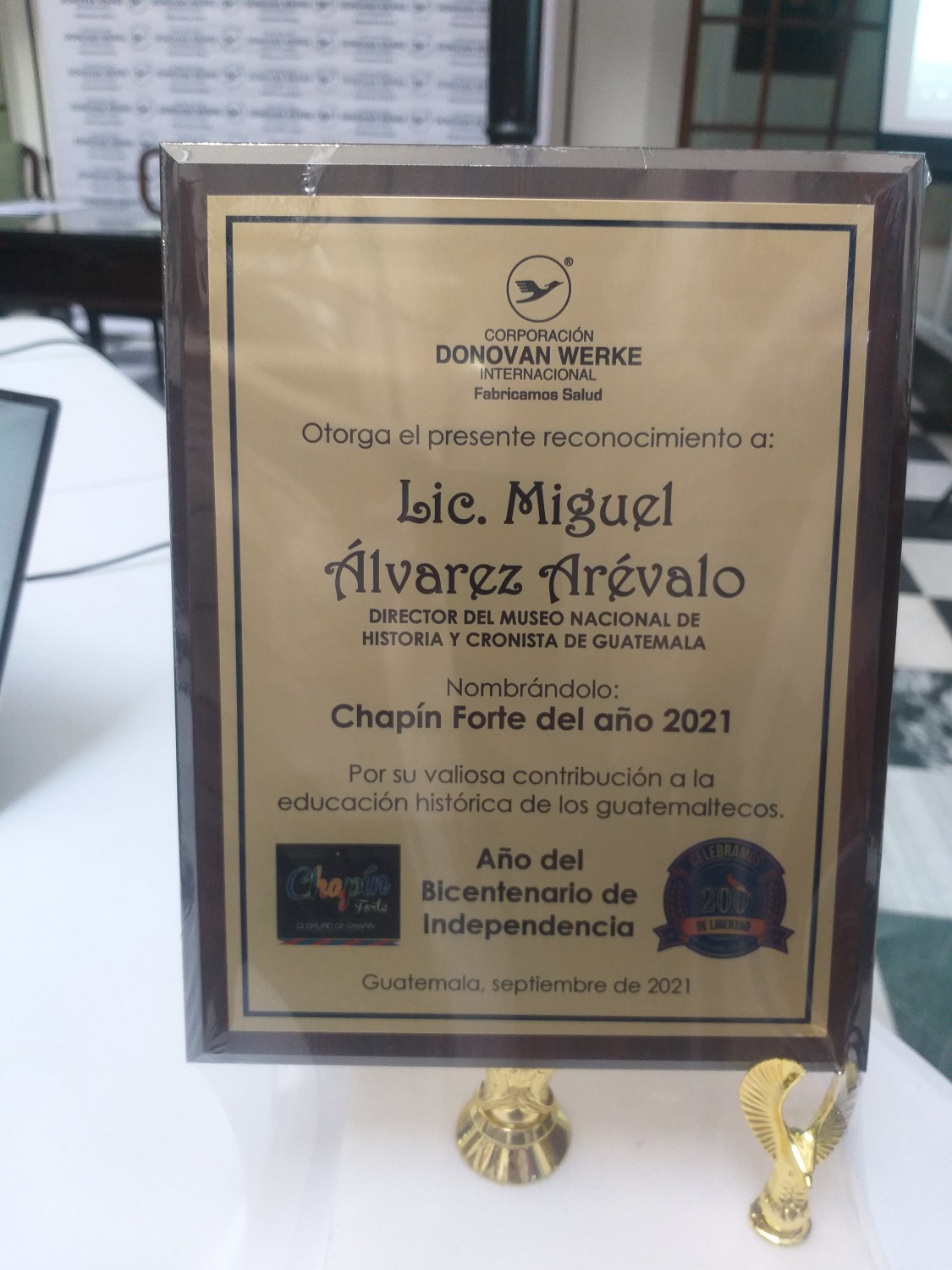 Licenciado Miguel Álvarez Arévalo, recibe galardón CHAPÍN FORTE 2021
