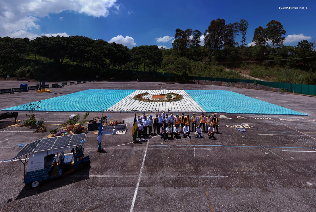 Tuk Tuk Solar y Bandera Gigante de Guatemala en conmemoración del Bicentenario