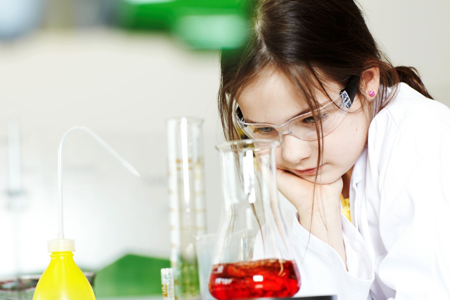 Henkel busca despertar el interés por las ciencias en los niños y niñas de Latinoamérica